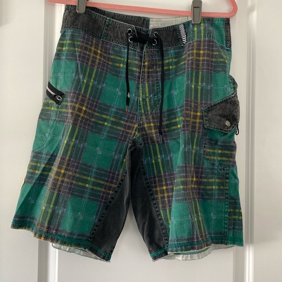 Mens Volcom 31 waist Ozzy Wrong Board shorts with two pocket closures. - Picture 1 of 7